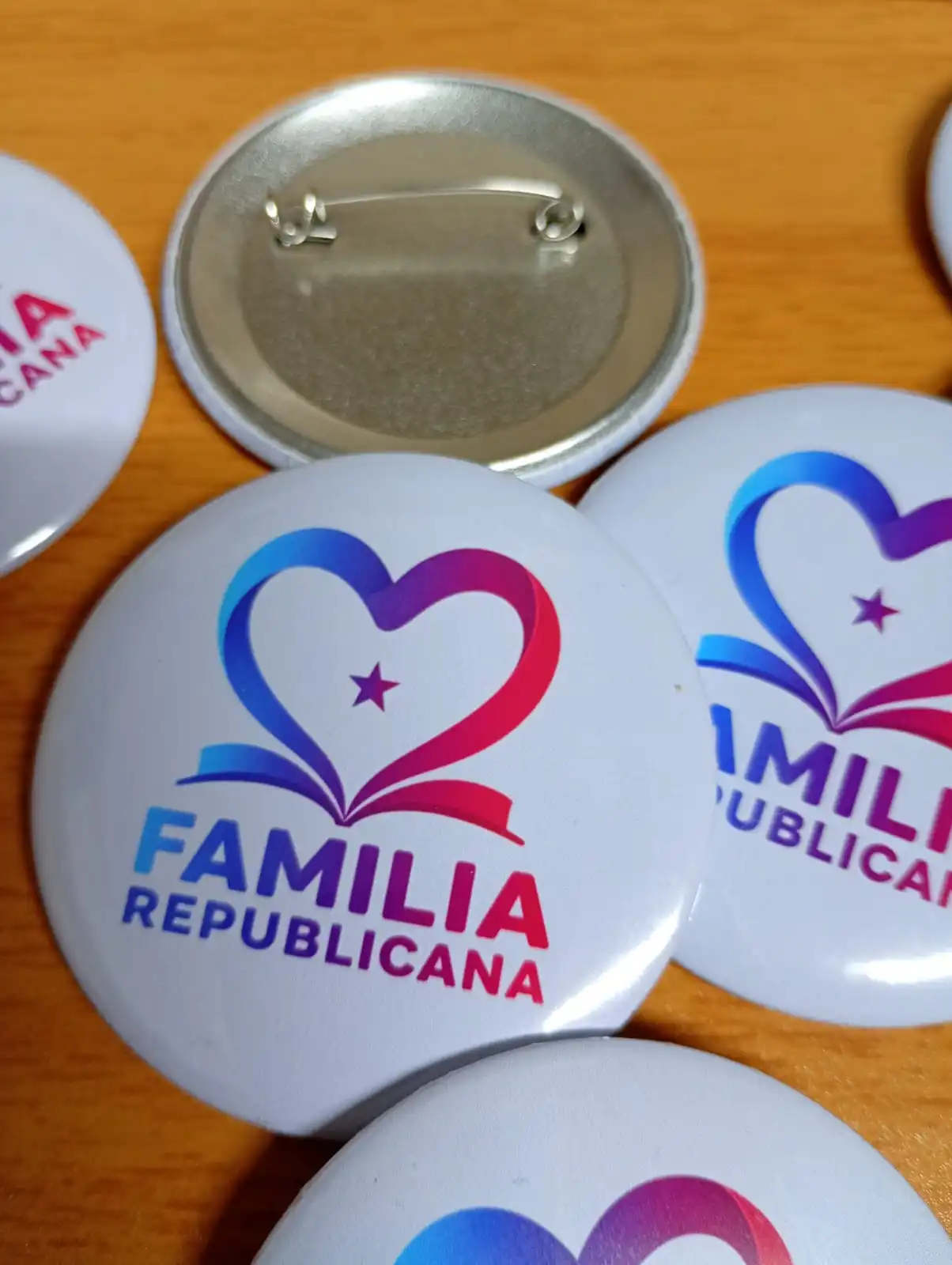Chapitas de campaña de Familia Republicana